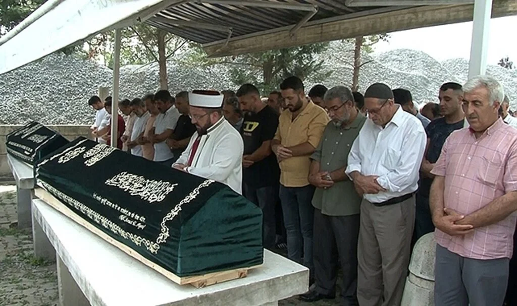 Feci kaza öncesi İHA muhabirlerinin yardım etmeye çalıştığı baba ve oğlu toprağa verildi