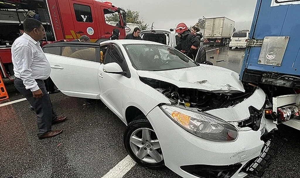 Feci kaza! Otomobil tıra arkadan çarptı: 3 ölü, 1 yaralı