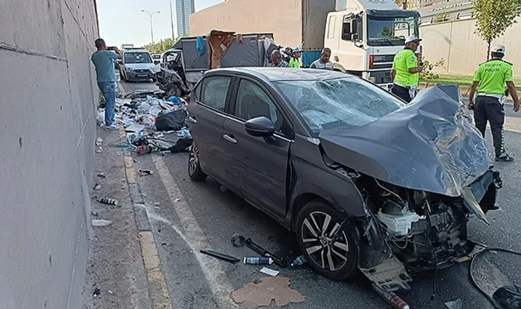 Feci kaza sonrası ortalık savaş alanına döndü