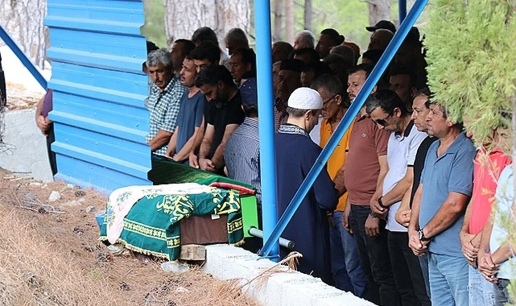 Feci kazada ölen anne ve 1 yaşındaki kızı yan yana toprağa verildi