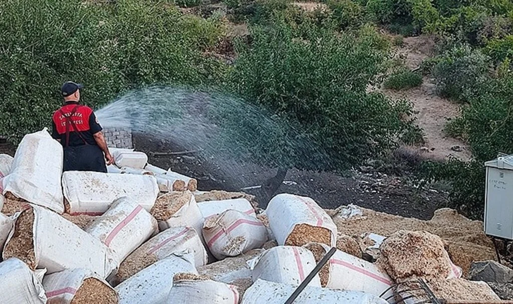  Felçli adamın 10 ton samanı kül oldu