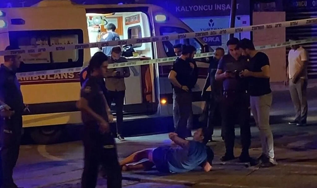  Film gibi eski koca dehşeti kamerada: Önce vurdu sonra aracını gasp etti