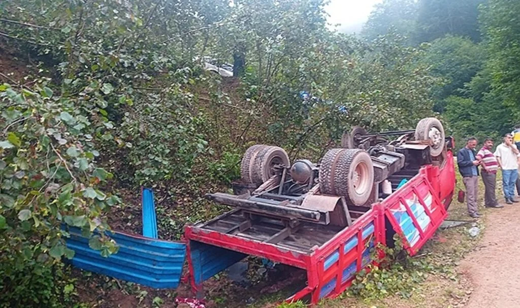 Fındık işçilerini taşıyan kamyonet devrildi 13 kişi yaralandı 