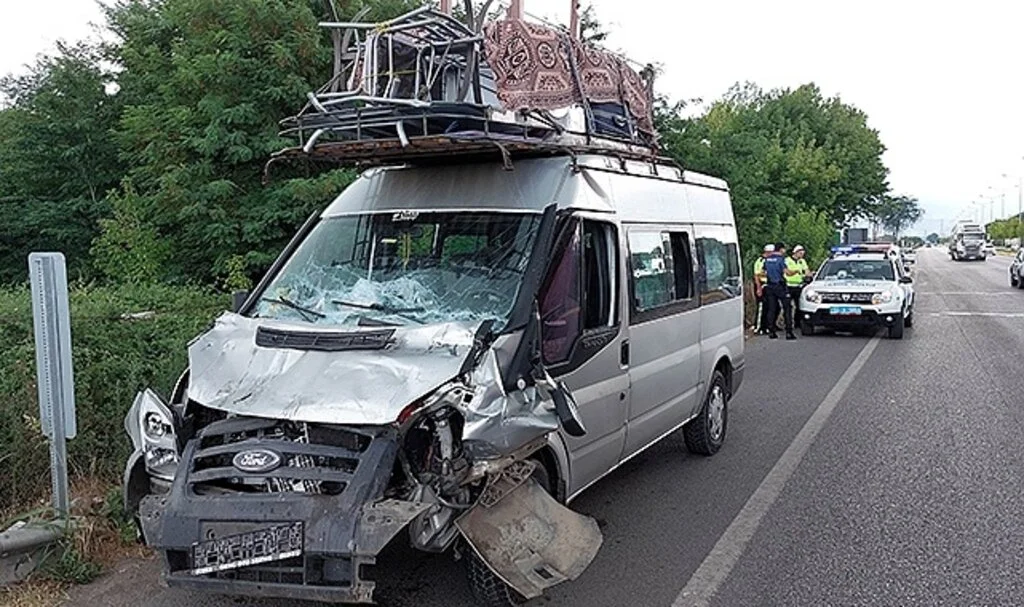Fındık toplamaya giden aileleri taşıyan minibüs tırla çarpıştı: 14 yaralı