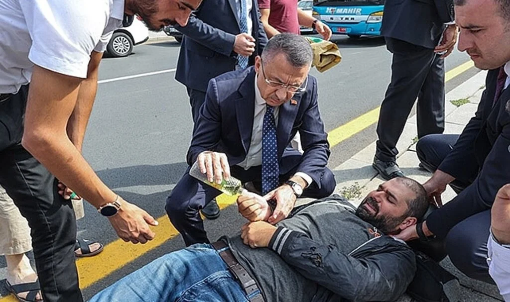 Fuat Oktay kaza yapan sürücüye yardım etti