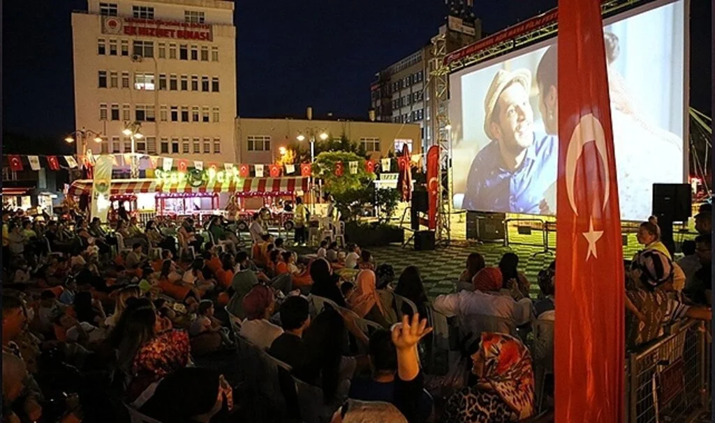 Geleneksel Açık Hava Sinema günlerine İlkadım'da yoğun ilgi