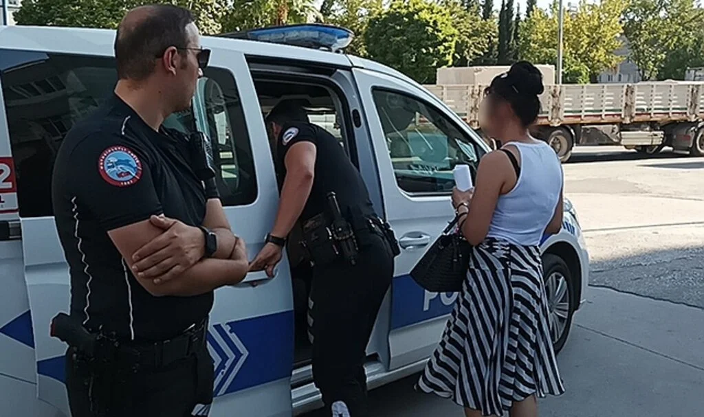 Genç kadın sokak ortasında yumruklu saldırıya uğradı