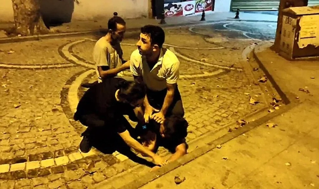 Genç kadını darp ettiği iddia edilen şahsı esnaf yaka paça yakaladı
