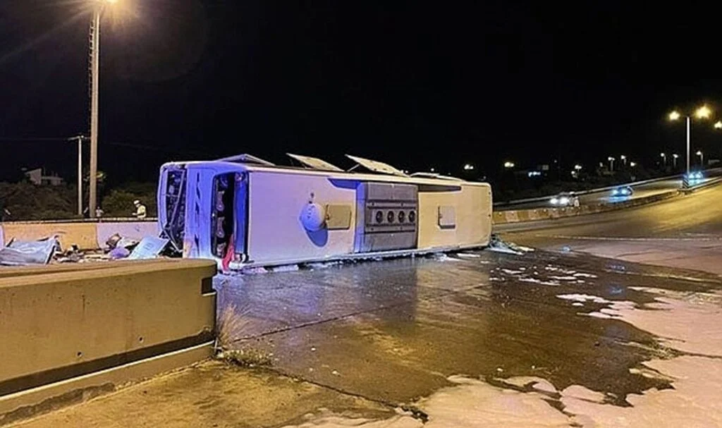 Gişelere çarpan yolcu otobüsü devrildi: 3'ü ağır 40 yaralı