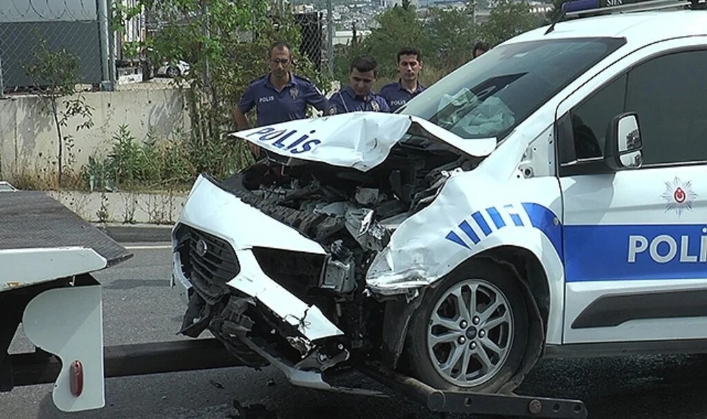 Göreve giden polis ekibi kaza yaptı