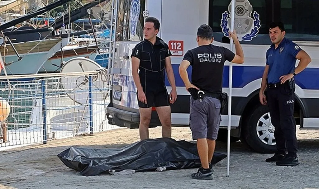 Günün en acı fotoğrafı: Denizde boğulan ağabeyinin cansız bedenini alnından öptü