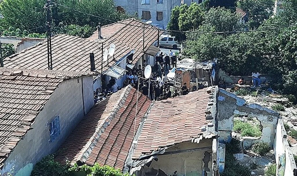 Hacıhüsrev’deki vatandaşlar polis zoruyla tahliye ediliyor
