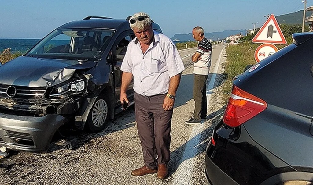  Hafif ticari araç ile cip çarpıştı: Sürücüler burnu bile kanamadan kurtuldu