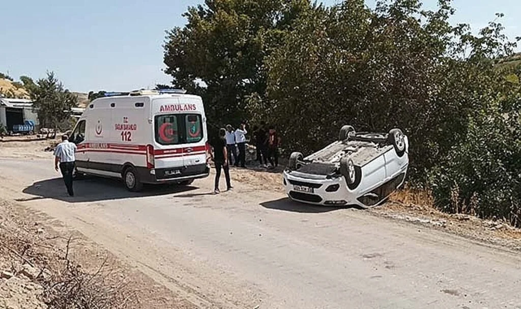 Hafif ticari araç takla attı: 1 yaralı