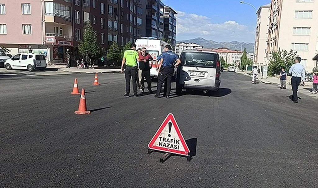 Hafif ticari aracın çarptığı yaya yaralandı