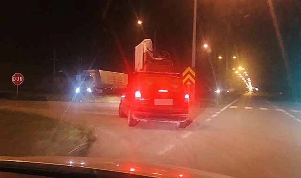 Hafif ticari aracın üzerinde taşınan kanepe görenleri şaşırttı