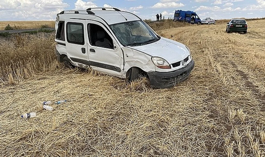 Hafif ticari araçla otomobil çarpıştı: 4 yaralı