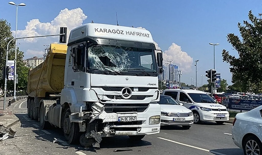 Hafriyat kamyonu, scooter yüklü panelvan minibüse çarptı