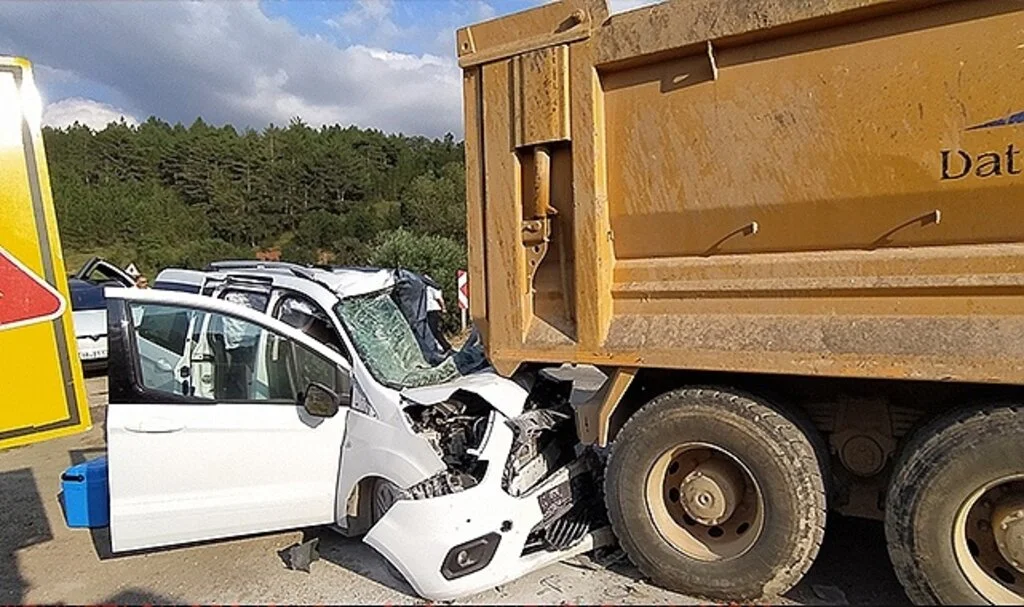 Hafriyat kamyonuna çarpan aracın sürücüsü genç, yaşam mücadelesini kaybetti