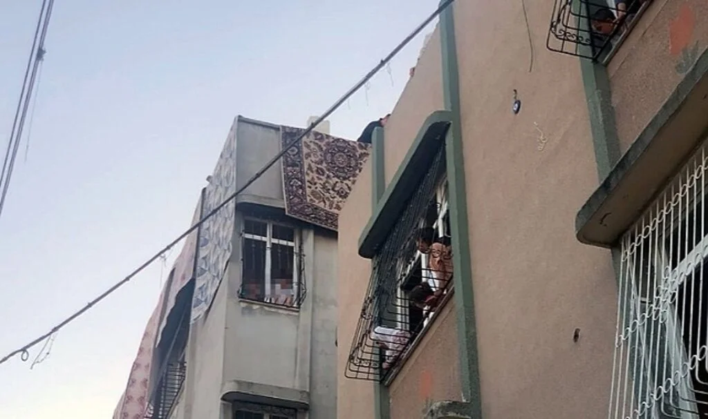 Hareketli dakikalar! Polisten kaçtı, 14 yaşındaki çocuğu rehin aldı