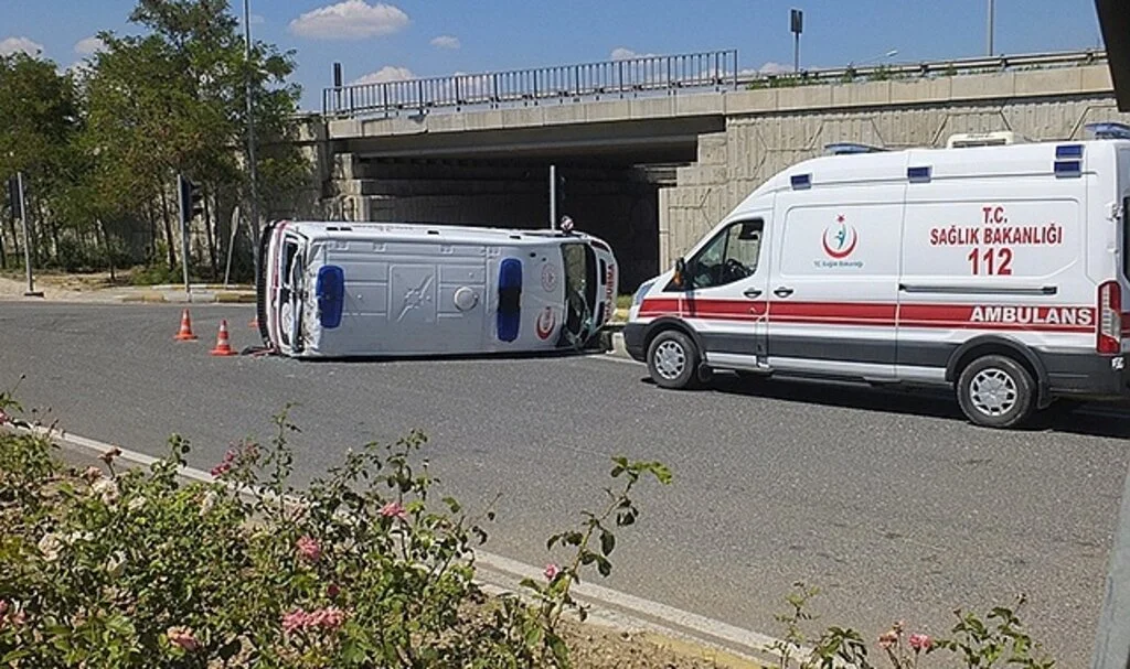 Hasta almaya giden ambulans kaza yaptı, sürücüsü yaralandı