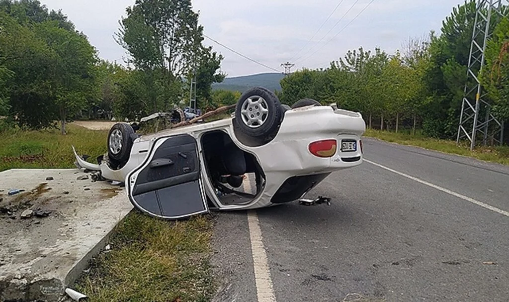 Hastaneden komşusunu alıp evine götürürken kaza yapıp hastanelik oldular
