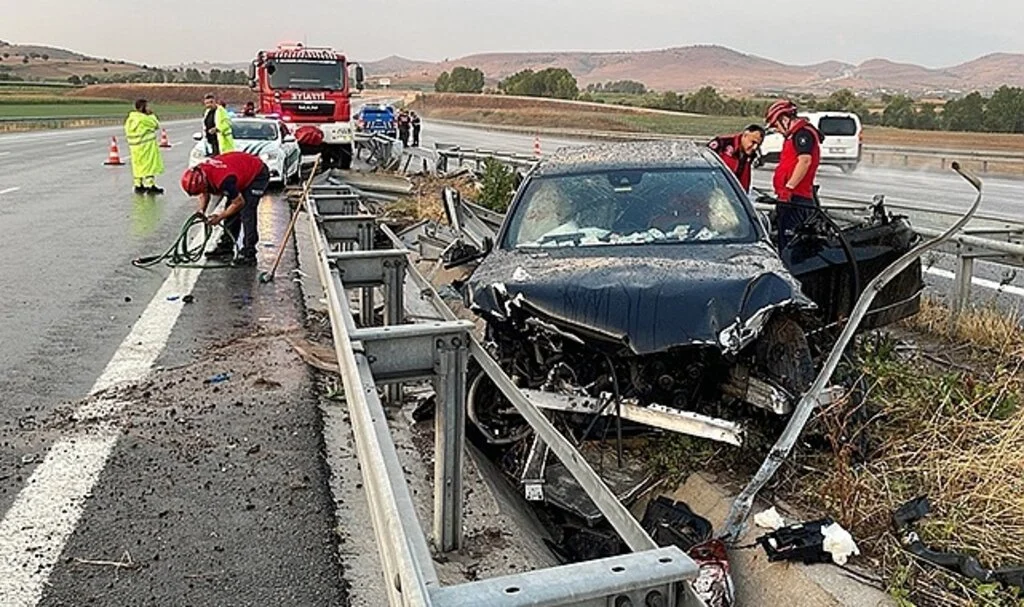Hayırsever iş insanı ve eşi kazada hayatını kaybetti