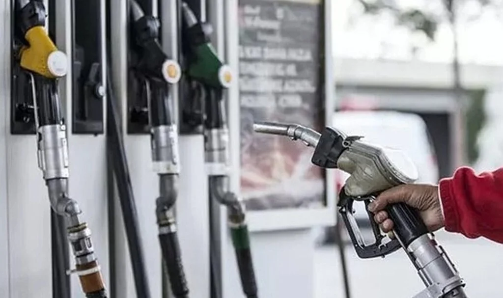 Herkes düşmesini bekliyordu... Otomobil sahiplerini üzecek haber! Benzine büyük zam geliyor