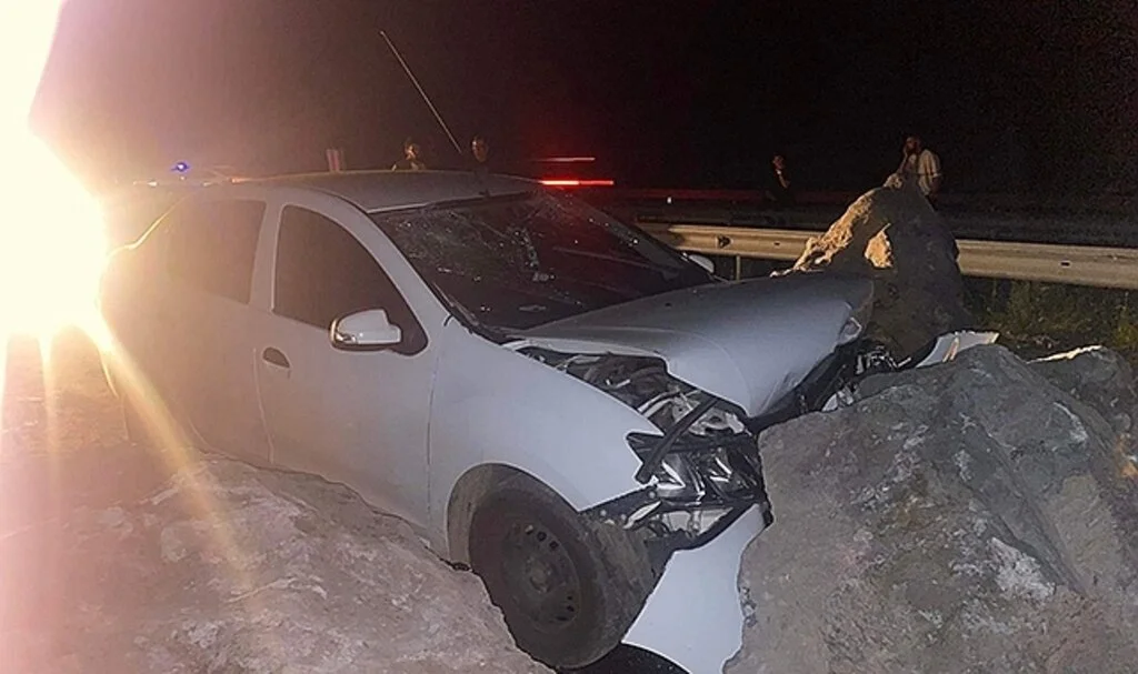 Heyelan nedeniyle kapalı olan yola giren sürücü faciayı ucuz atlattı