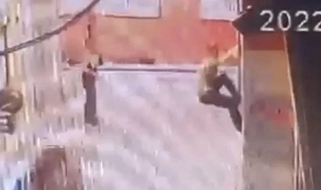 Hırsız gözüne kestirdiği binaya böyle tırmandı