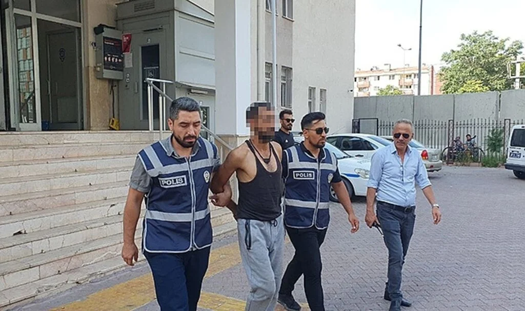 Hırsızlık suçundan aranan şahıs havalandırma boşluğundan çıkartıldı