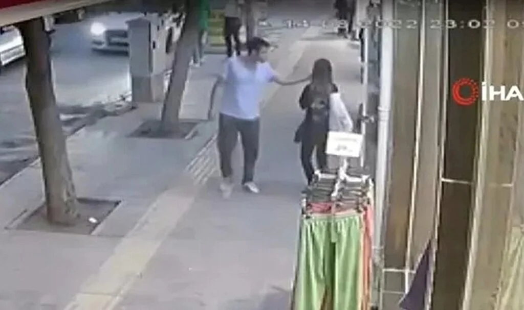  İğrenç olay! Caddede kadınları taciz etti, tepki gösteren kadını otomobilin önüne attı