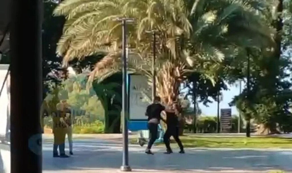 İki gencin kavgasında cadde ringe döndü
