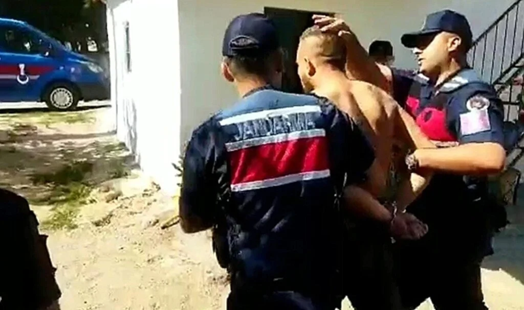 İki komşusunda çaldığı otomobil ve tarım aletini satmaya çalışırken yakalandı