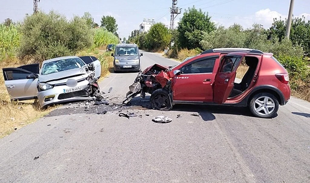 İki otomobil çarpıştı: 4 çocuk yaralandı
