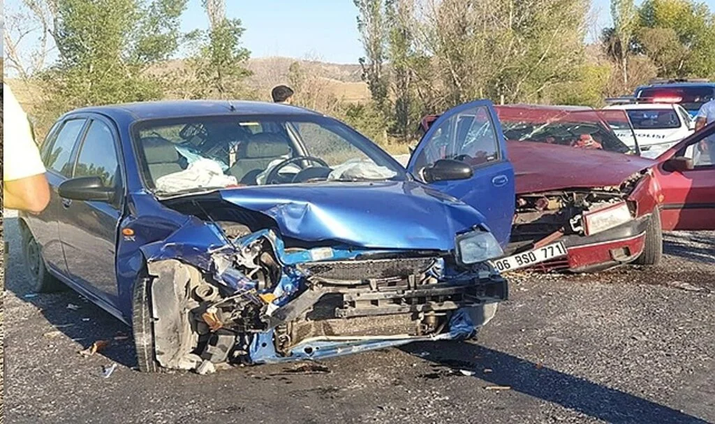 İki otomobil çarpıştı; 5 yaralı