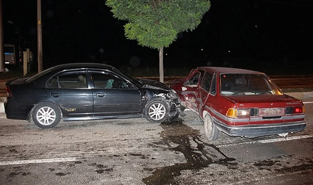 İki otomobilin çarpıştığı kazada 1 kişi yaralandı