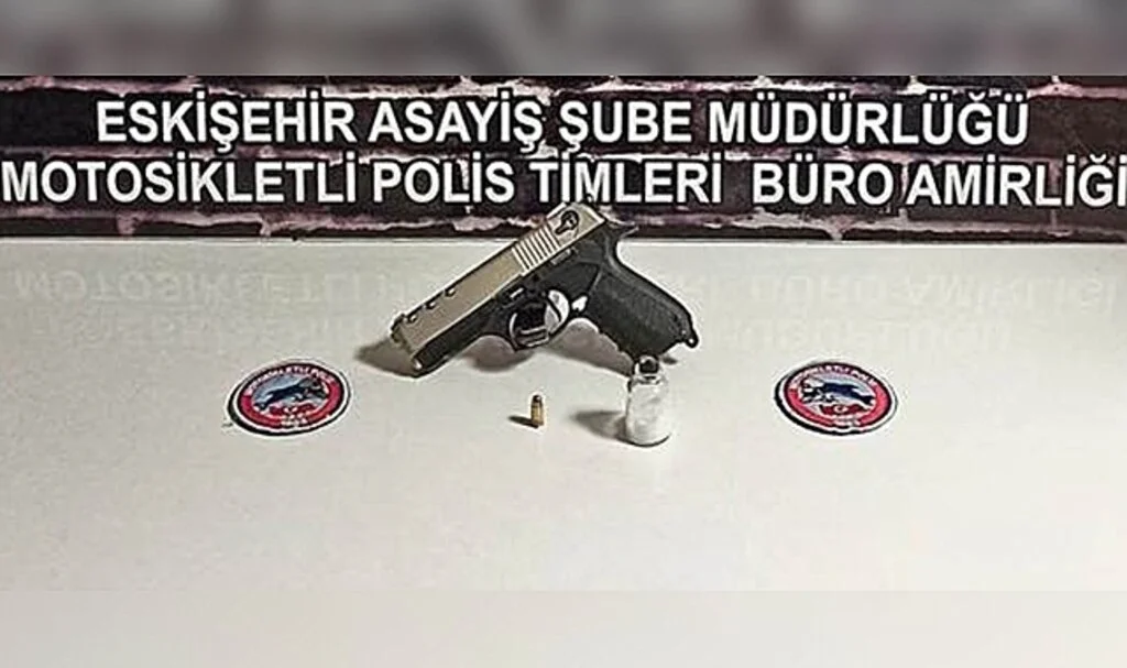 İki şüpheli çalıntı motosiklet, ruhsatsız silah, fişek ve uyuşturucu ile yakalandı