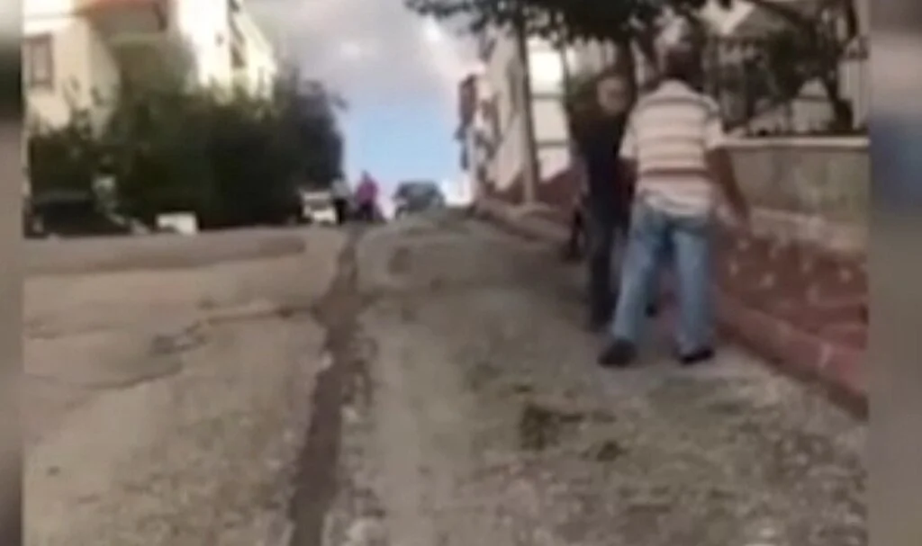 İki yaşlının kavgası şoke etti! Kemerle vurdu... O anlar kamerada