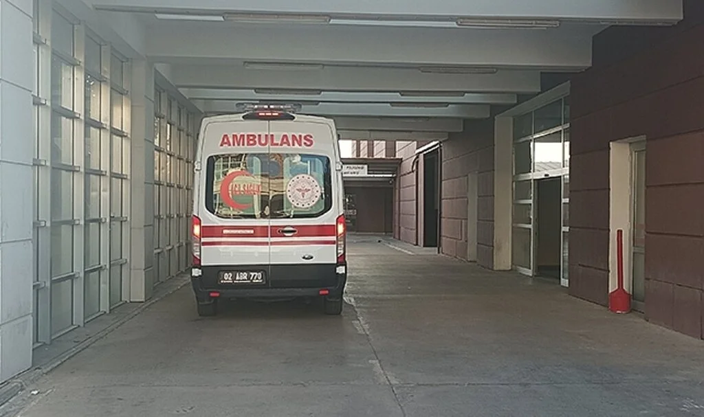 İkinci kattan düşen şahıs ağır yaralandı