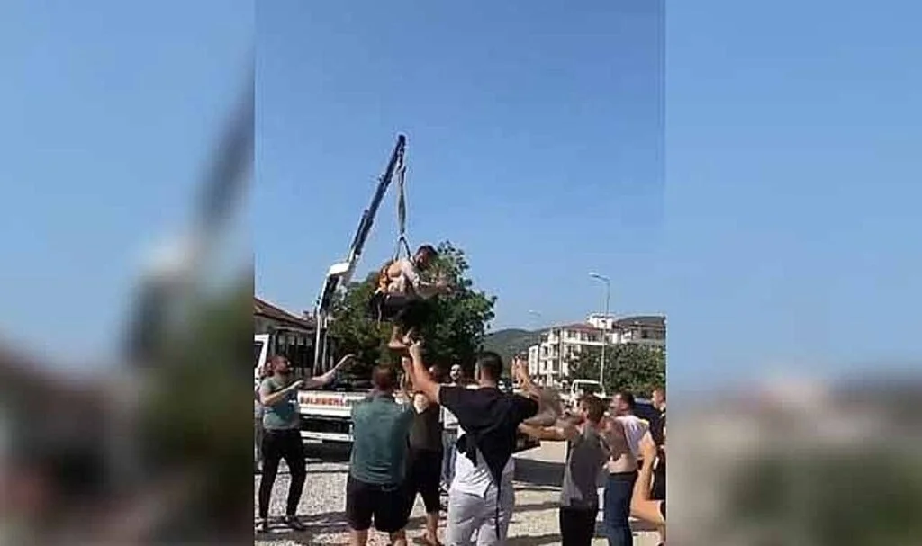 İlginç gelenek..Damadı vinçte sallandırdılar