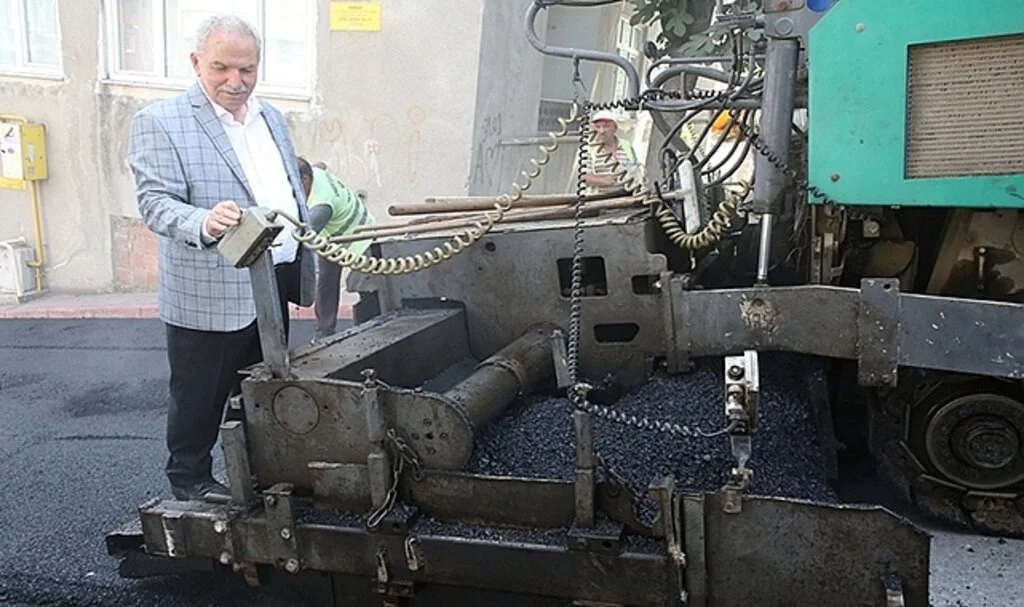 İlkadım Belediye Başkanı Necattin Demirtaş,Asfalt döktü