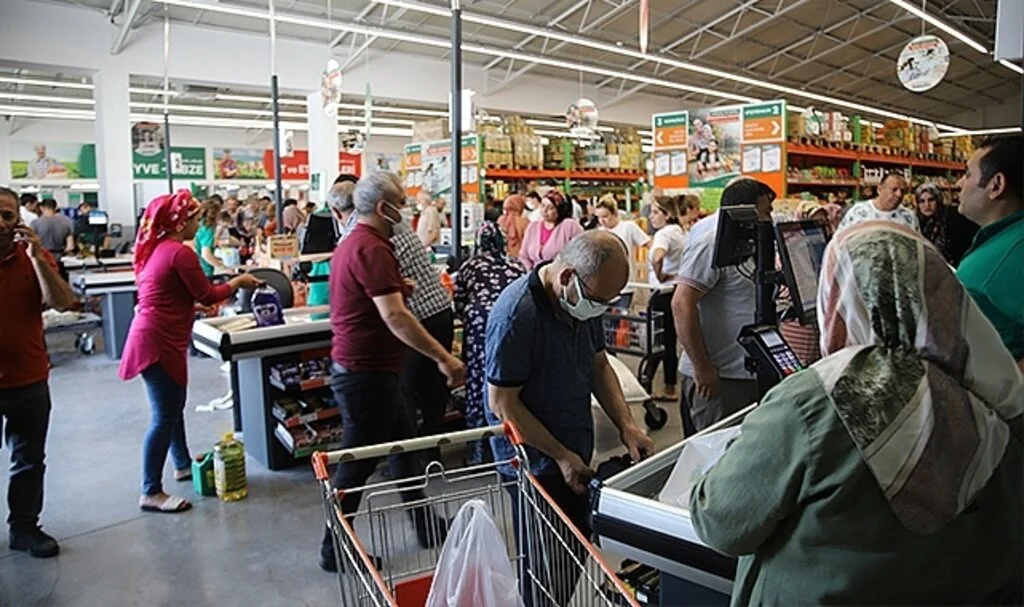 İndirimi duyan koştu, kasada uzun kuyruklar oluştu