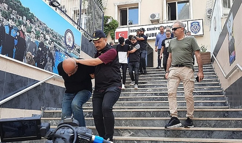  İnternetteki satış siteleri üzerinden 109 kişiyi yaklaşık 5 milyon TL dolandıran 12 şüpheli adliyeye sevk edildi