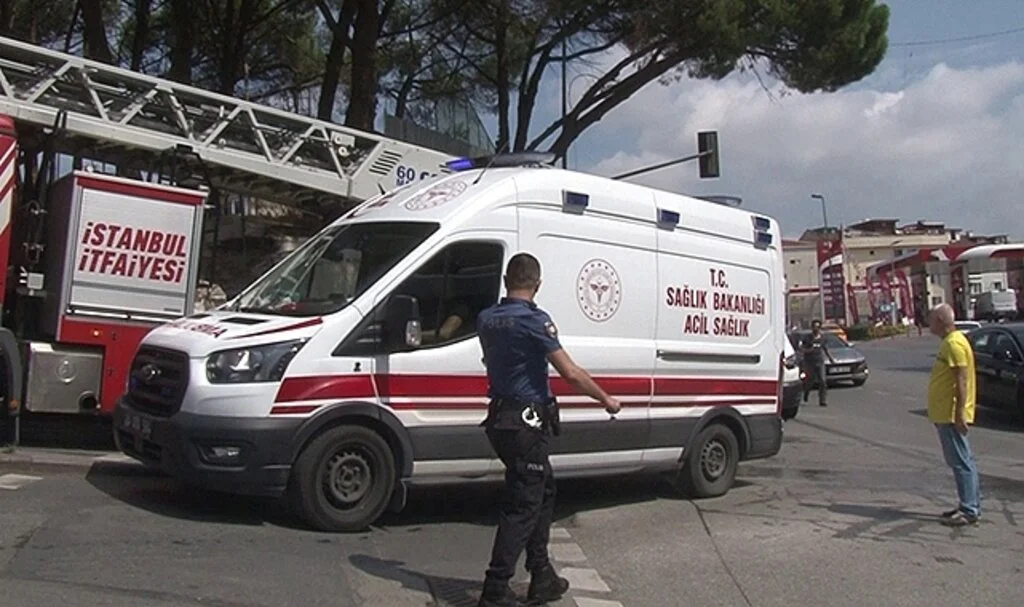 İş yerinin ikinci kat zemini çöktü, alt kata düşen işçi yaralandı