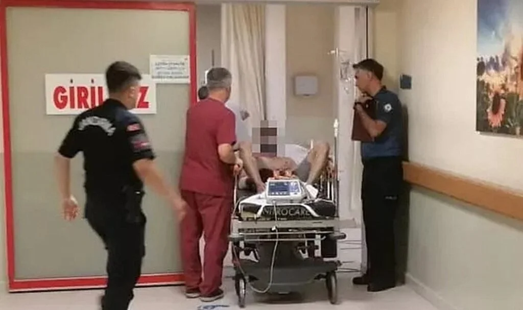 İşçilerin 'duş sırası' kavgası kanlı bitti! Mala ve bıçaklarla birbirlerine girdiler: 1'i ağır 6 yaralı