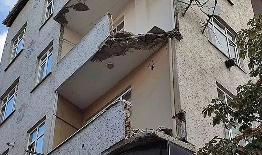 İstanbul Bağcılar'da balkon faciası: 1 ölü
