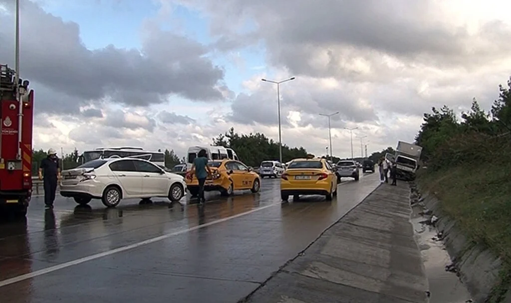 İstanbul’da zincirleme kaza: 2’si ağır 5 yaralı