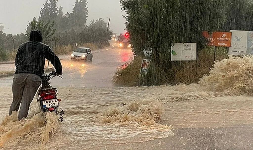 İstanbul ve Bursa'da araçlar ile evler su altında kaldı
