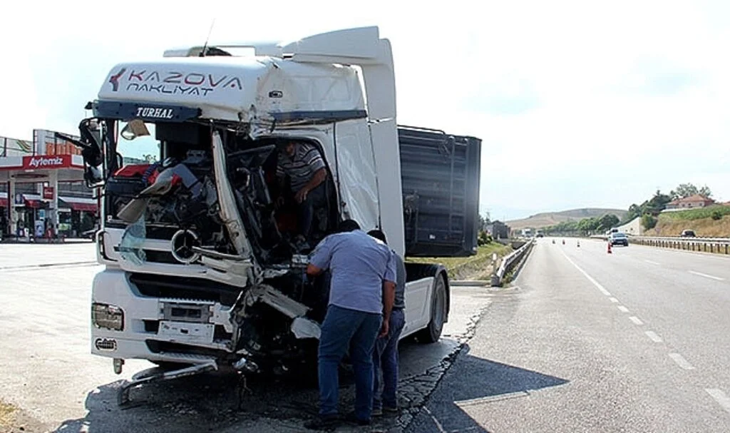 İstasyondan çıkan tıra otobüs çarptı 